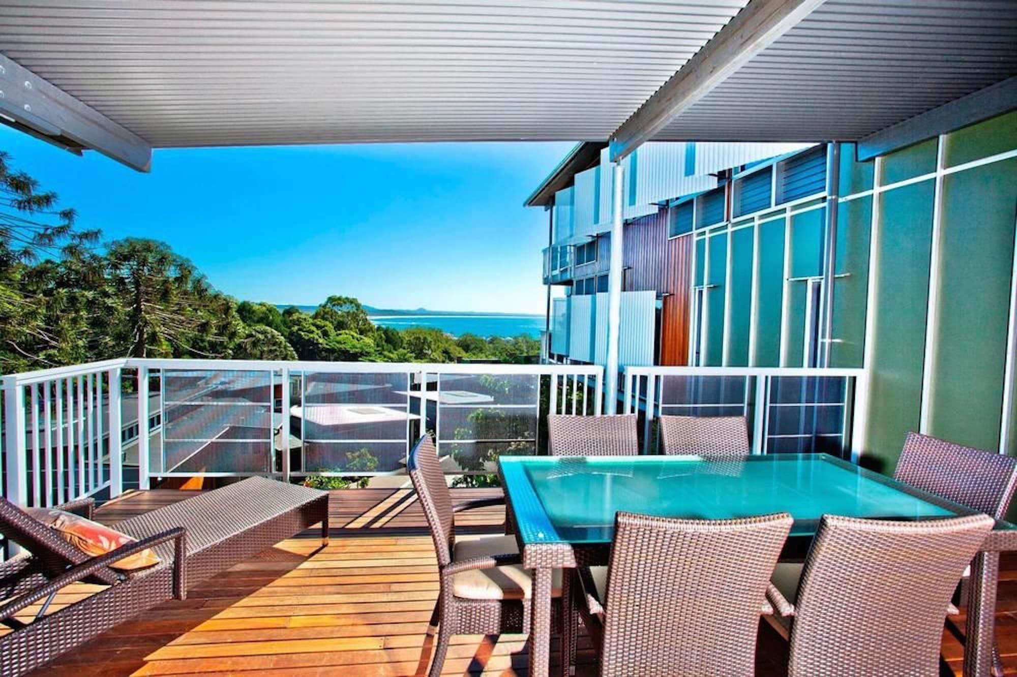 Peppers Noosa Resort And Villas Kültér fotó A balcony with a louvred roof