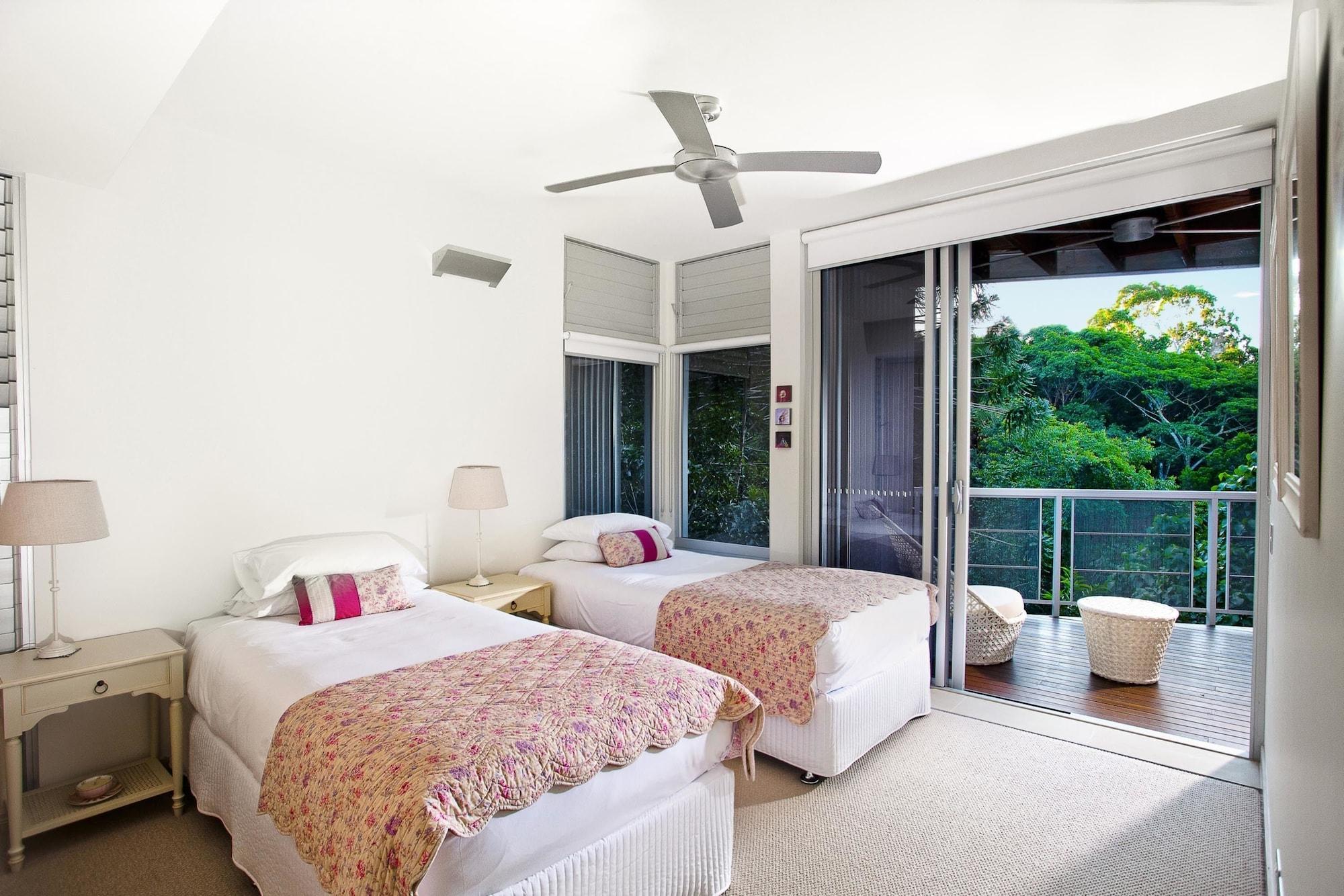 Peppers Noosa Resort And Villas Kültér fotó A bedroom at the resort