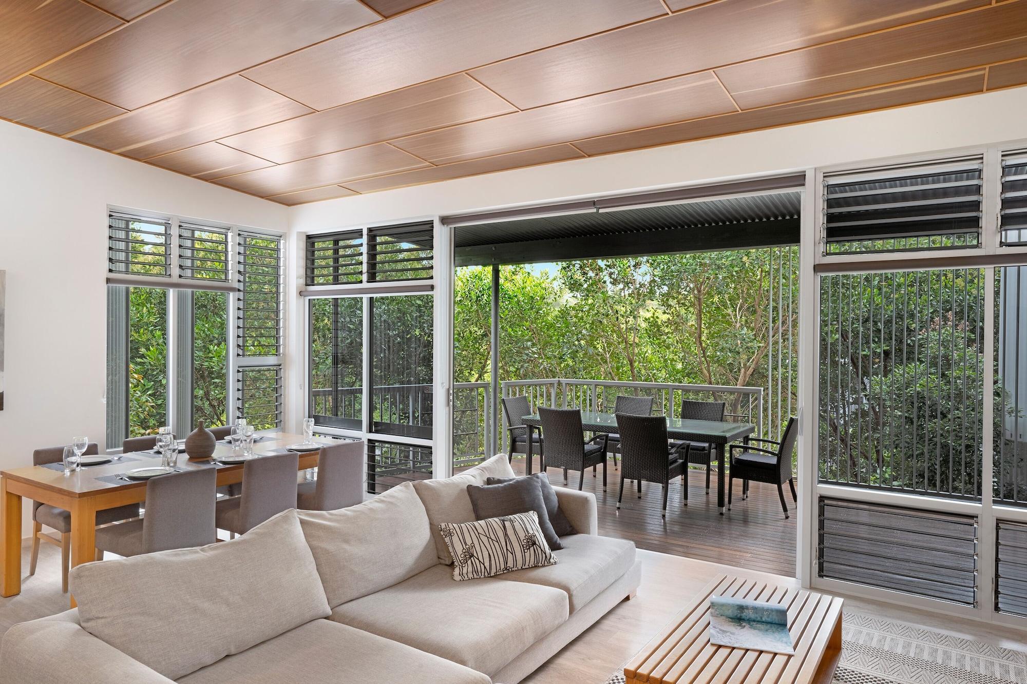Peppers Noosa Resort And Villas Kültér fotó Living room with a view of the rainforest