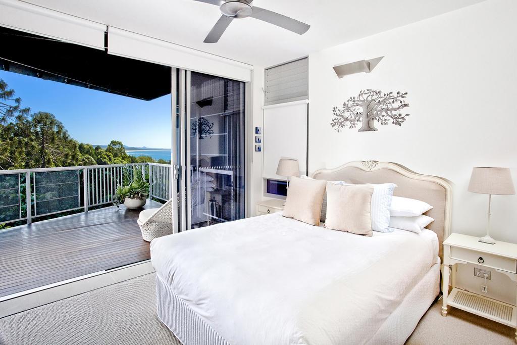 Peppers Noosa Resort And Villas Szoba fotó A bedroom with a sliding door