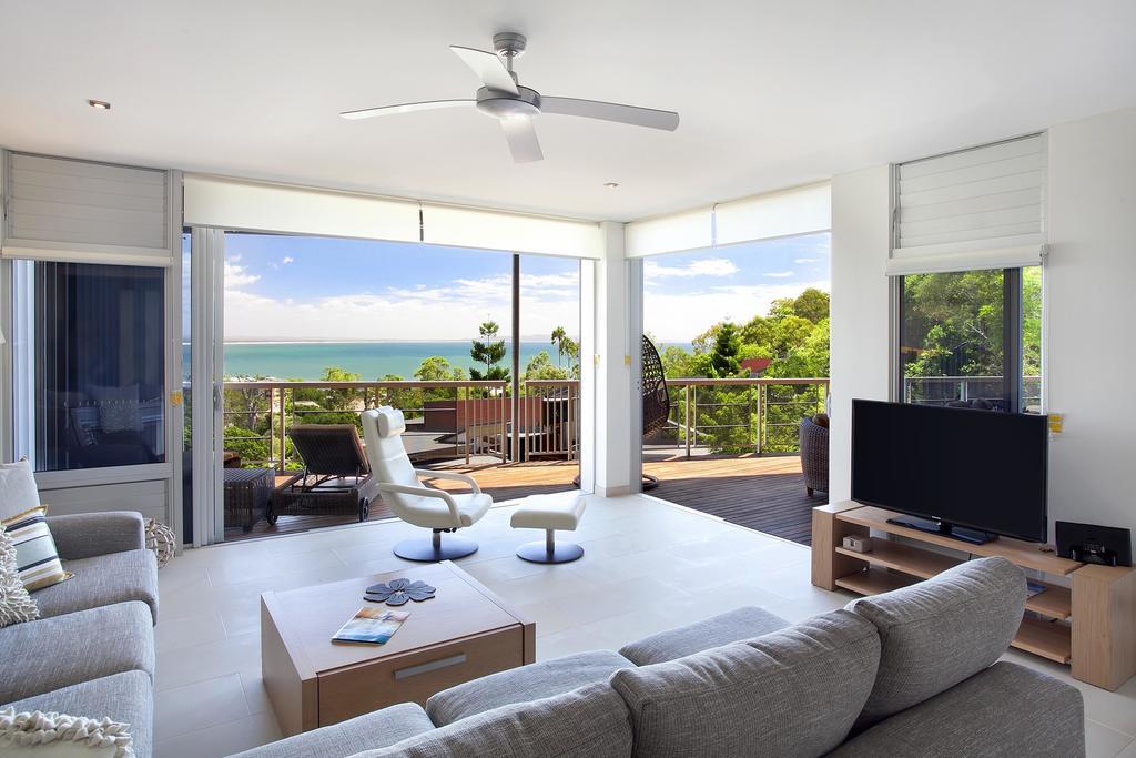Peppers Noosa Resort And Villas Kültér fotó A living room with a ceiling fan
