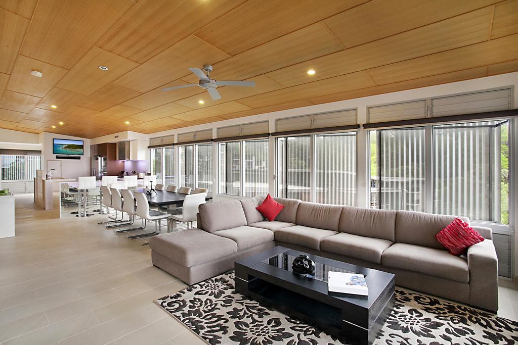 Peppers Noosa Resort And Villas Kültér fotó A living room with a large sectional sofa