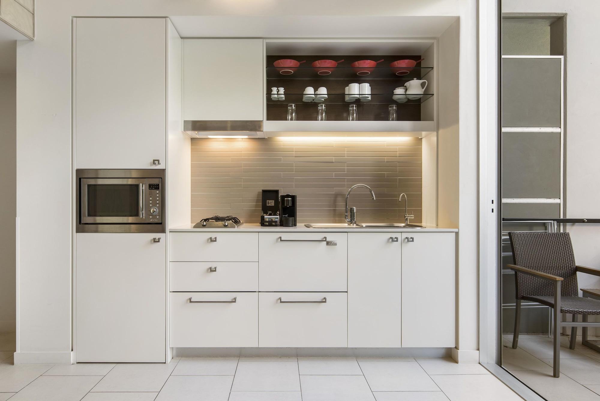 Peppers Noosa Resort And Villas Kültér fotó A small kitchen